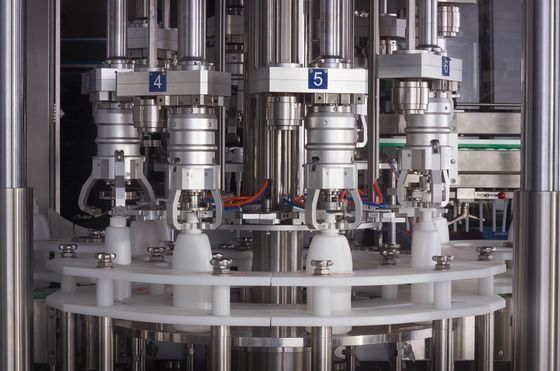 Maksimum 2500 Şişe / Saat Çok Kafalı Dolum Kapak Kapatma Makinası