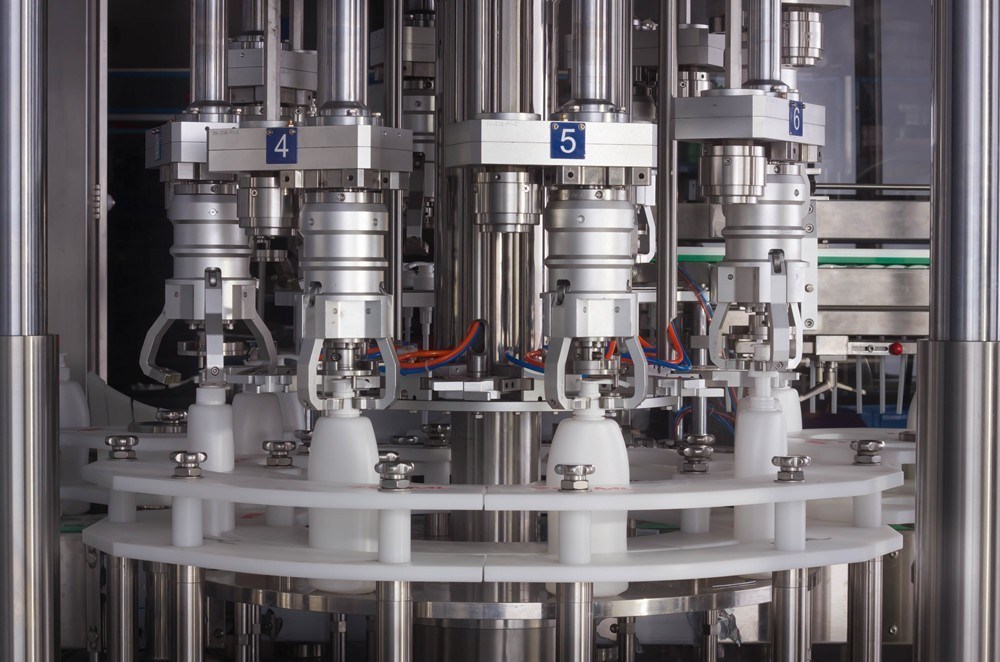 Maksimum 2500 Şişe / Saat Çok Kafalı Dolum Kapak Kapatma Makinası